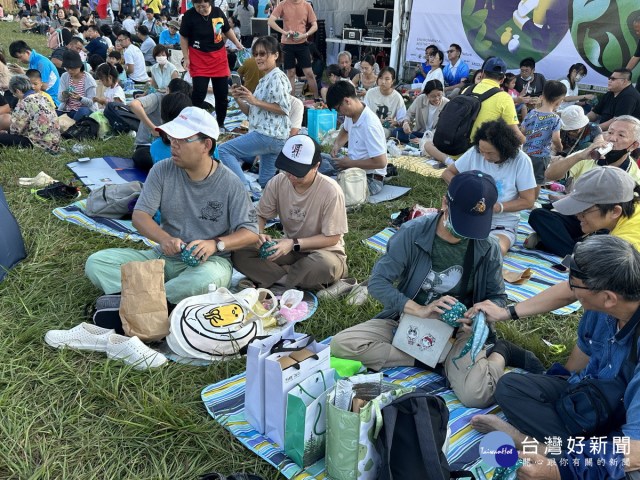 操場上許多民眾努力的將茶球團緊。（記者扶小萍攝）