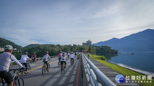 騎乘在環潭自行車道上。