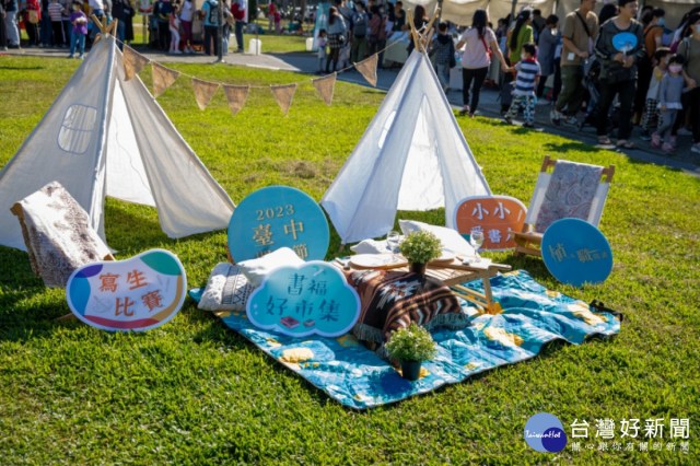 歡迎一起來拍照打卡享受在大自然、公園草地上閱讀的悠閒時光